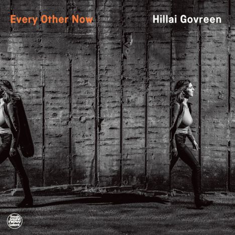 Text: "Every Other Now" (oben links in Orange); "Hillai Govreen" (oben rechts in Weiß). Frau vor Betonwand.