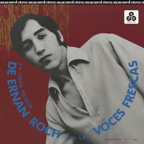 "La Onda Pesada de Ernan Roch con las Voces Frescas." Schwarz-weißes Foto eines Mannes mit rotem Hintergrund. Logo oben rechts.