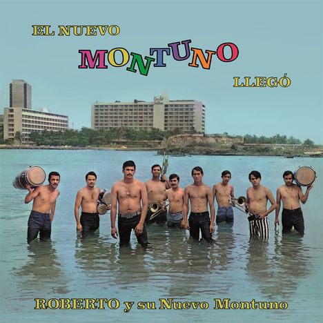 „EL NUEVO MONTUNO LLEGÓ“ und „ROBERTO y su Nuevo Montuno“. Acht Männer stehen im Wasser, im Hintergrund Hotels.