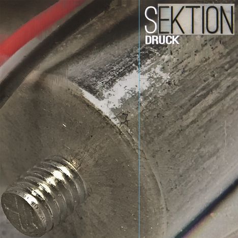 Text: "SEKTION DRUCK". Ein vergrößertes Bild eines Metallbolzens mit Gewinde, daneben ist eine glatte, gebogene Metallfläche sichtbar.