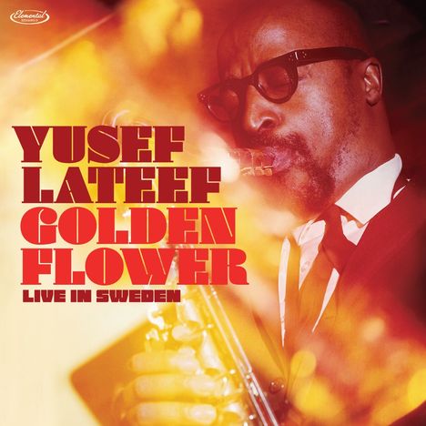 Yusef Lateef Golden Flower Live in Sweden. Ein Musiker spielt Saxophon im Anzug, im warmen Licht.
