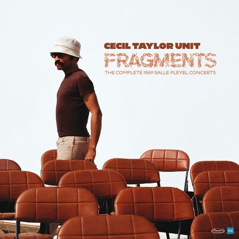 "Cecil Taylor Unit Fragments: The Complete 1969 Salle Pleyel Concerts." Mann mit Hut, Sonnenbrille, umgeben von braunen Stühlen.