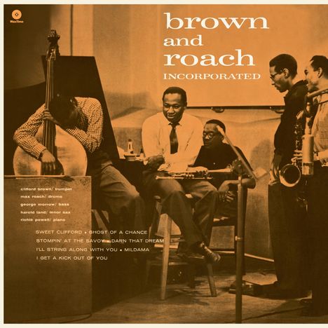 "brown and roach incorporated" steht im Bild. Fünf Musiker mit Instrumenten, darunter Saxophon und Kontrabass, in einer entspannten Studioatmosphäre.