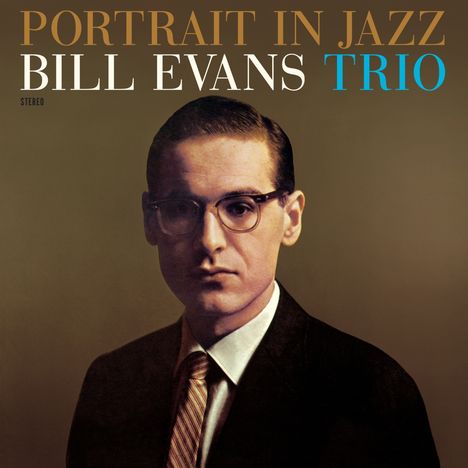 "PORTRAIT IN JAZZ BILL EVANS TRIO" in großen Buchstaben; ein Mann im Anzug und Krawatte mit Brille schaut ernst.