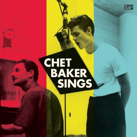 Text: "Chet Baker Sings". Ein Mann singt ins Mikrofon, daneben ist ein weiterer mit einem Piano. Hintergrund in Rot, Gelb, Blau.