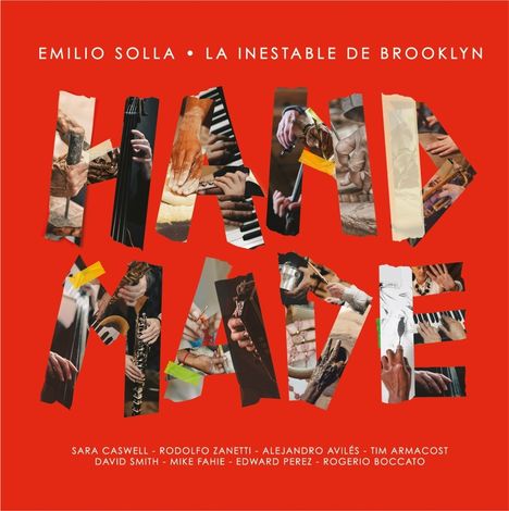 EMILIO SOLLA · LA INESTABLE DE BROOKLYN  
HAND MADE  
Mehrere Hände musizieren vor rotem Hintergrund.