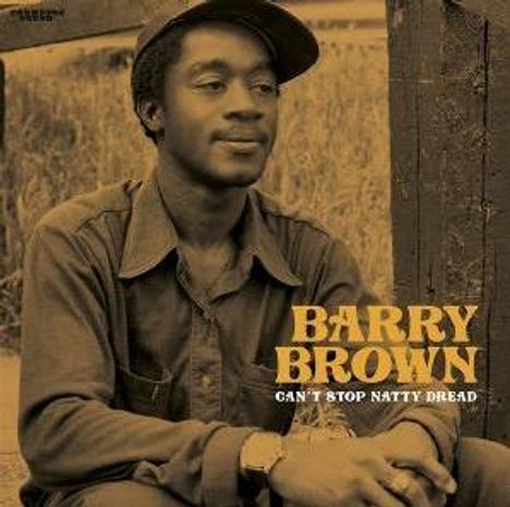 "Barry Brown Can't Stop Natty Dread." Ein Mann sitzt lächelnd in gelber Sepia-Tonung.