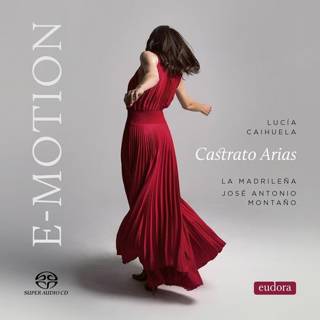 Texte: E-MOTION, LUCÍA CAIHUELA, Castrato Arias, LA MADRILEÑA, JOSÉ ANTONIO MONTAÑO, eudora. Frau in rotem Kleid.