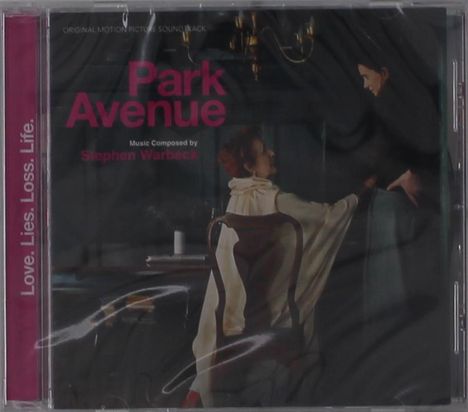 "Love. Lies. Loss. Life." und "Park Avenue, Music Composed by Stephen Warbeck". Szene mit zwei Personen in dunkler Atmosphäre.