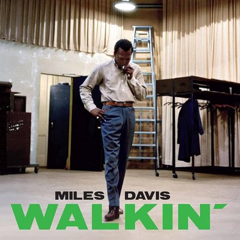 Text: "MILES DAVIS WALKIN'". Ein Mann in einem Raum, der nachdenklich geht, eine Leiter und Garderobe im Hintergrund.