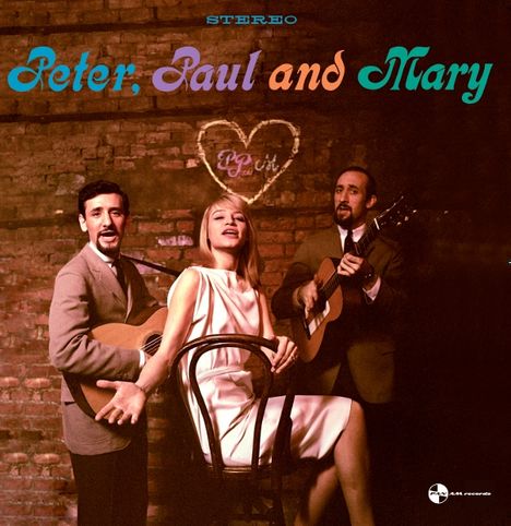 Die Worte "Peter, Paul and Mary" in bunten Buchstaben. Drei Personen mit Gitarren vor einer Backsteinwand.