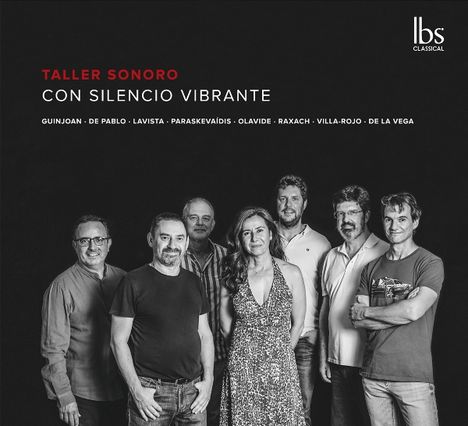 "Taller Sonoro: Con Silencio Vibrante" steht oben. Darunter acht Personen, freundlich lächelnd, in Schwarz-Weiß.