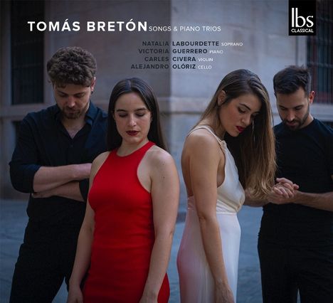 "Tomás Bretón Songs & Piano Trios" mit vier Personen in eleganter Kleidung, zwei Frauen in Rot und Weiß, zwei Männer in Schwarz.