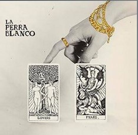 Text: "LA PERRA BLANCO", "LOVERS", "FEARS". Eine Hand zeigt auf zwei Tarotkarten, eine mit einem Liebespaar, die andere mit einer finsteren Gestalt.