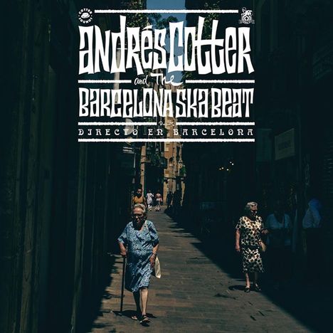 "ÁNDRES COTTER and THE BARCELONA SKA BEAT Direkt en Barcelona". Eine ältere Dame geht durch eine schmale Straße.