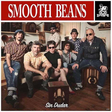 "Smooth Beans" und "Sin Dudar" sind vor einer Gruppe lässig gekleideter Personen im Vintage-Stil.