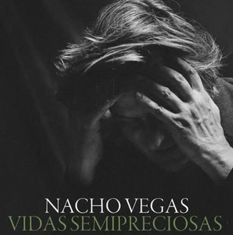 NACHO VEGAS, VIDAS SEMIPRECIOSAS. Schwarz-weiß, Person hält den Kopf mit den Händen.

