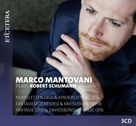 ETCETERA, Marco Mantovani spielt Robert Schumann. Werke wie Novelletten, Fantasiestücke. Ein Mann in Anzug, nachdenklich.