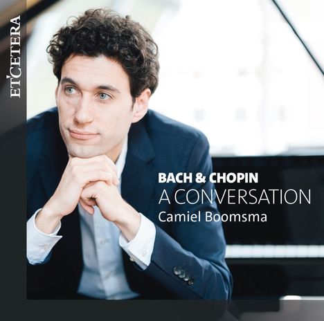 "Bach & Chopin A Conversation Camiel Boomsma" auf Piano-Hintergrund. Mann in Anzug stützt Kopf auf seine Hände.