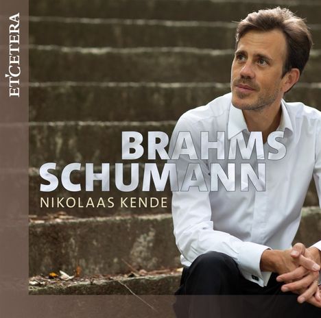 BRAHMS SCHUMANN, NIKOLAAS KENDE. Ein Mann in weißem Hemd sitzt nachdenklich auf einer Treppe. Links steht "ETCETERA".
