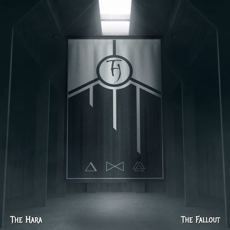 "The Hara", "The Fallout". Ein graues Banner mit geometrischen Symbolen in einem düsteren Raum.
