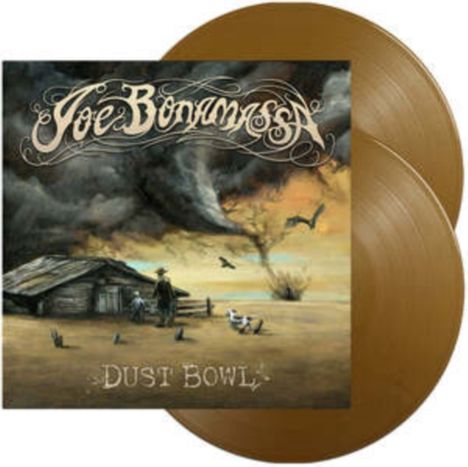 "Joe Bonamassa" und "Dust Bowl" in kunstvoller Schrift. Illustration einer staubigen Landschaft mit dunklen Wolken.