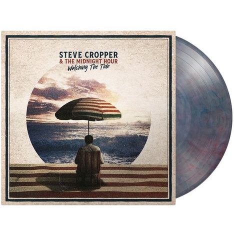 "Steve Cropper & The Midnight Hour: Watching The Tide." Person sitzt unter gestreiftem Sonnenschirm, Meer im Hintergrund.