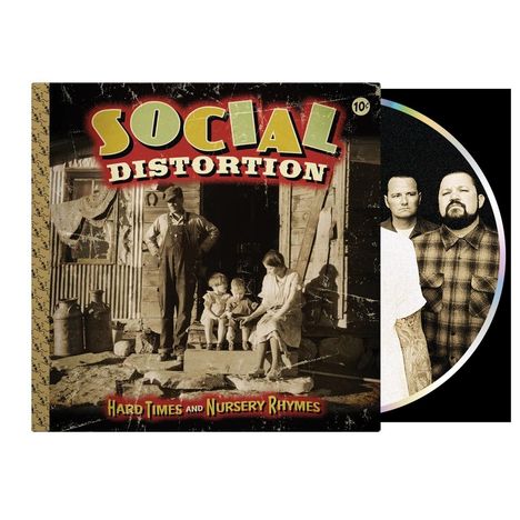 "Social Distortion" und "Hard Times and Nursery Rhymes" in kräftigen Buchstaben; darunter eine Familie auf einer Veranda.