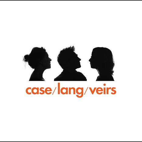Text: "case/lang/veirs". Drei schwarze Silhouetten im Profil, nebeneinander auf weißem Hintergrund.