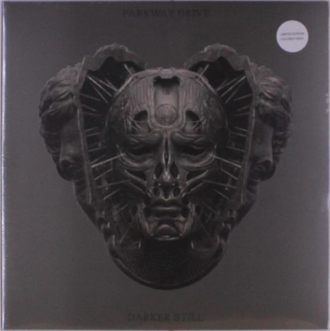 Oben steht "PARKWAY DRIVE", unten "DARKER STILL". Ein düsteres, symmetrisches Gesicht mit maskenartiger Struktur im Zentrum.