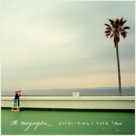 "The Menzingers, Everything I Ever Saw." Ein Kind auf einem Hocker blickt durch ein Fernglas, daneben eine Palme und Meer.