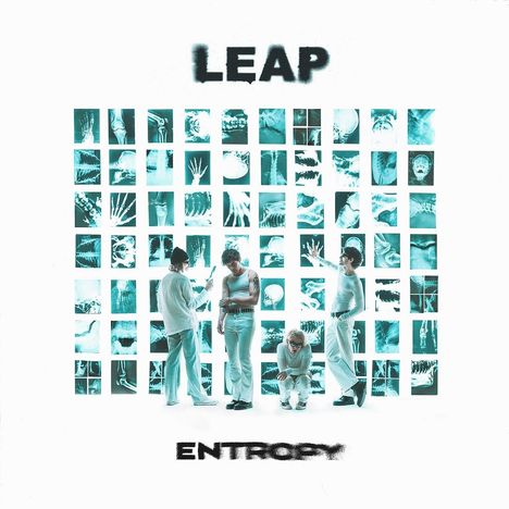 „LEAP“ oben, „ENTROPY“ unten. Vier Personen vor einer Wand voller Röntgenbilder.