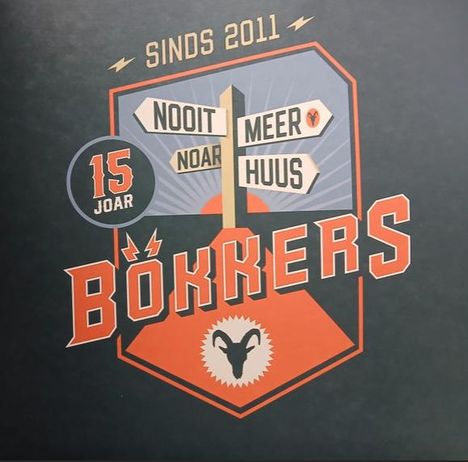 Logo mit Texten: "SINDS 2011", "NOOIT MEER NOAR HUUS", "15 JOAR", "BÖKKERS". In der Mitte ein Wegweiser und ein Widderkopf.