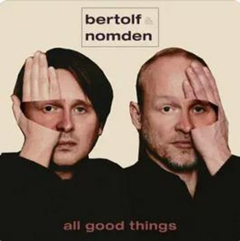 Text: „bertolf nomden all good things“. Zwei Männer halten jeweils eine Hand ans Gesicht.