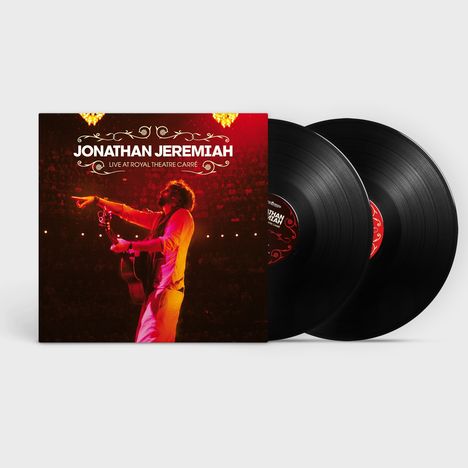 "JONATHAN JEREMIAH LIVE AT ROYAL THEATRE CARRÉ" steht über einem Musiker mit Gitarre auf einer Bühne. Zwei schwarze Schallplatten.