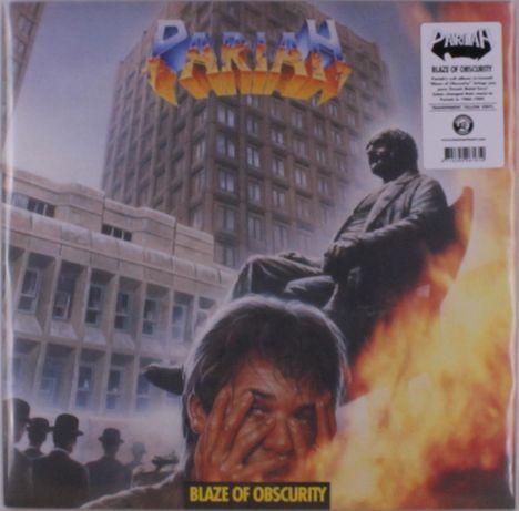 „PARIAH“ und „BLAZE OF OBSCURITY“. Eine düstere Szene mit einem brennenden Mann, einer Statue und hohen Gebäuden.