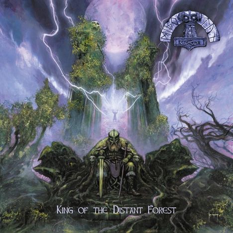 „King of the Distant Forest“, ein Krieger sitzt in mystischem Wald; Blitze leuchten am Himmel, ein geheimnisvolles Logo oben.