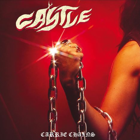 "CASTLE" oben, "CARRIE CHAINS" unten. Eine Hand hält glänzende Ketten, roter Hintergrund.
