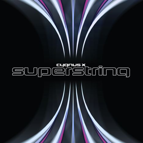 "cygnus x superstring" in weißen Buchstaben auf schwarzem Hintergrund. Geschwungene, leuchtende Linien verlaufen zentral.