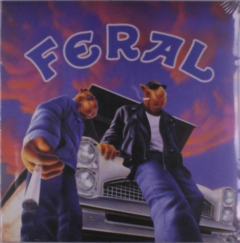 Der Text "FERAL" steht oben. Zwei anthropomorphe Kamele in Lederjacken lehnen sich an ein Auto, Sonnenuntergang im Hintergrund.