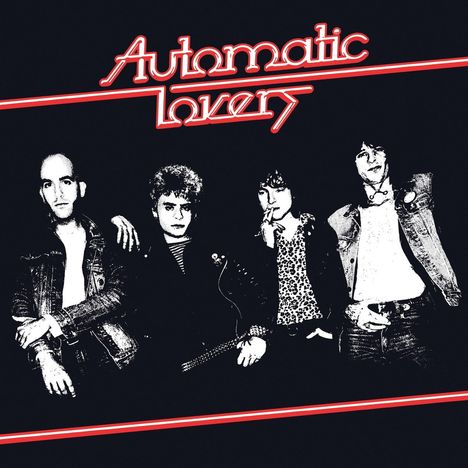 "Automatic lovers" in rotem Stil. Vier Personen in schwarzer Kleidung stehen nebeneinander vor einem dunklen Hintergrund.