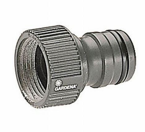 "Gardena" steht auf einem grauen Schlauchadapter mit Rippenmuster auf der Verschraubung und zwei Gummidichtungen.