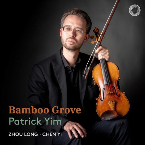 "Bamboo Grove, Patrick Yim, Zhou Long, Chen Yi." Ein Mann mit Brille hält eine Geige, im Hintergrund dunkel.