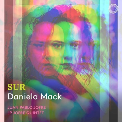 SUR, Daniela Mack, JUAN PABLO JOFRE, JP JOFRE QUINTET. Farbenfrohe, kaleidoskopartige Porträts einer Frau übereinandergelegt.
