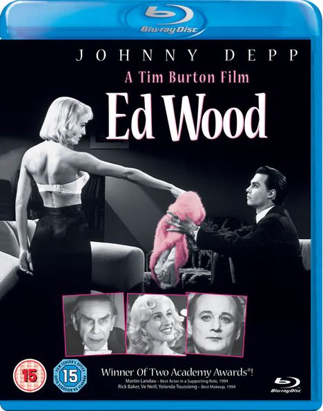 „Johnny Depp, A Tim Burton Film, Ed Wood. Gewinner von zwei Academy Awards.“ Schwarz-Weiß-Szene: Mann überreicht Frau Mantel.