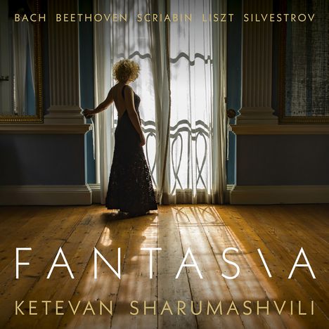 "FANTASIA", "KETEVAN SHARUMASHVILI" in großen Buchstaben. Eine Frau in einem eleganten Kleid blickt aus einem Fenster.