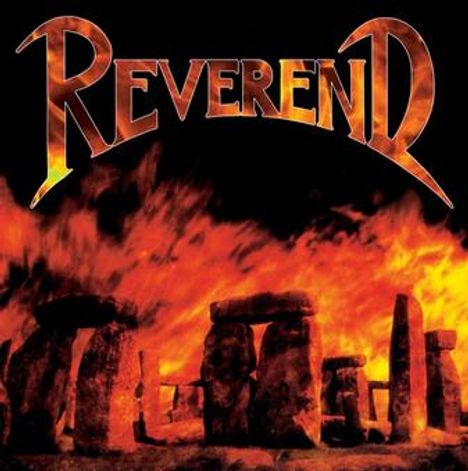 „Reverend“ in stilisierter Schrift über einem brennenden Stonehenge.