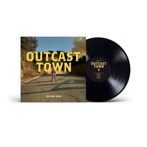 Texte: "OUTCAST TOWN", "DOUWE BOB". Eine Schallplatte neben einem Cover mit einer Straße und einer Person in der Ferne.