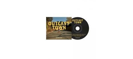 Text: "OUTCAST TOWN", "DOUWE BOB." Albumcover mit einer Person auf einem Fahrrad auf einer leeren Straße.