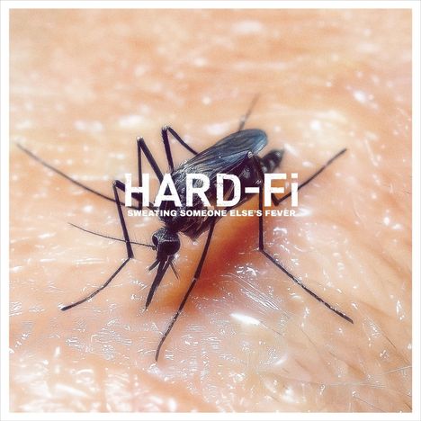 Text: "HARD-Fi SWEATING SOMEONE ELSE'S FEVER." Eine Nahaufnahme einer Mücke auf menschlicher Haut.